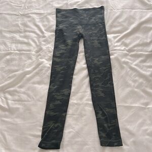 Women’s M Spanx green camo leggings